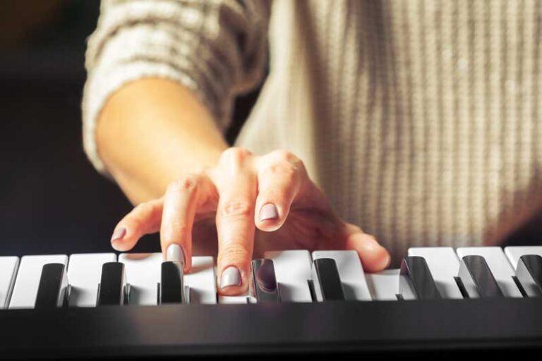 Regula la altura de tu teclado o piano en 3 sencillos pasos