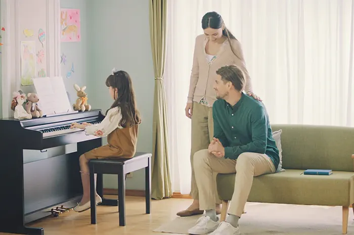 Familia con niña tocando el piano Arius YDP-165R