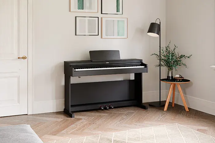 Piano Yamaha Arius YDP-165 en dormitorio de casa