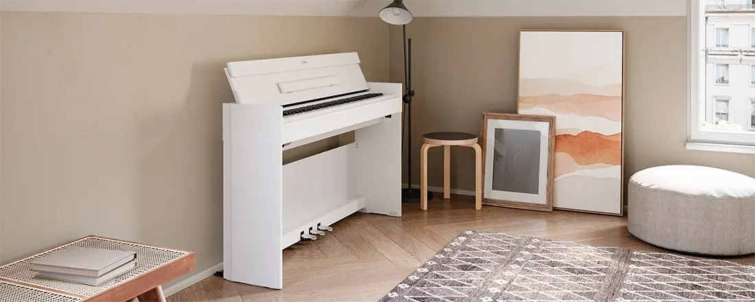 Piano Arius YDP S55 Blanco en dormitorio