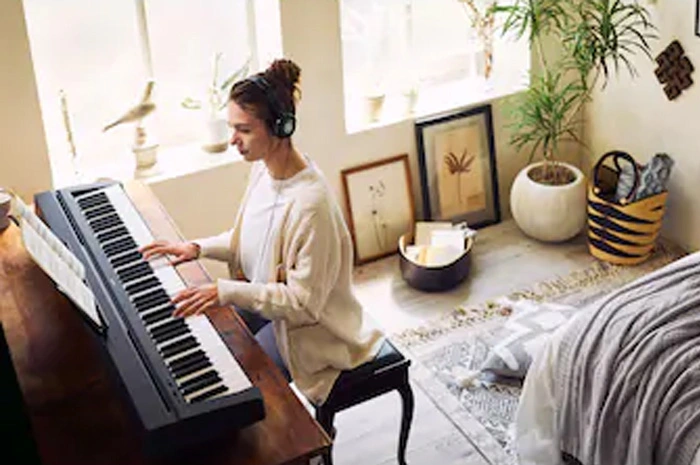 Mujer tocando el piano en salón de su casa