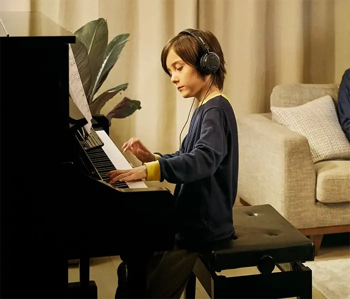 Niño tocando el piano con sistema Silent