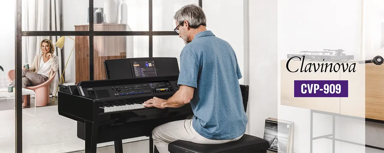 Hombre adulto tocando Yamaha Clavinova CVP-909 negro pulido en casa
